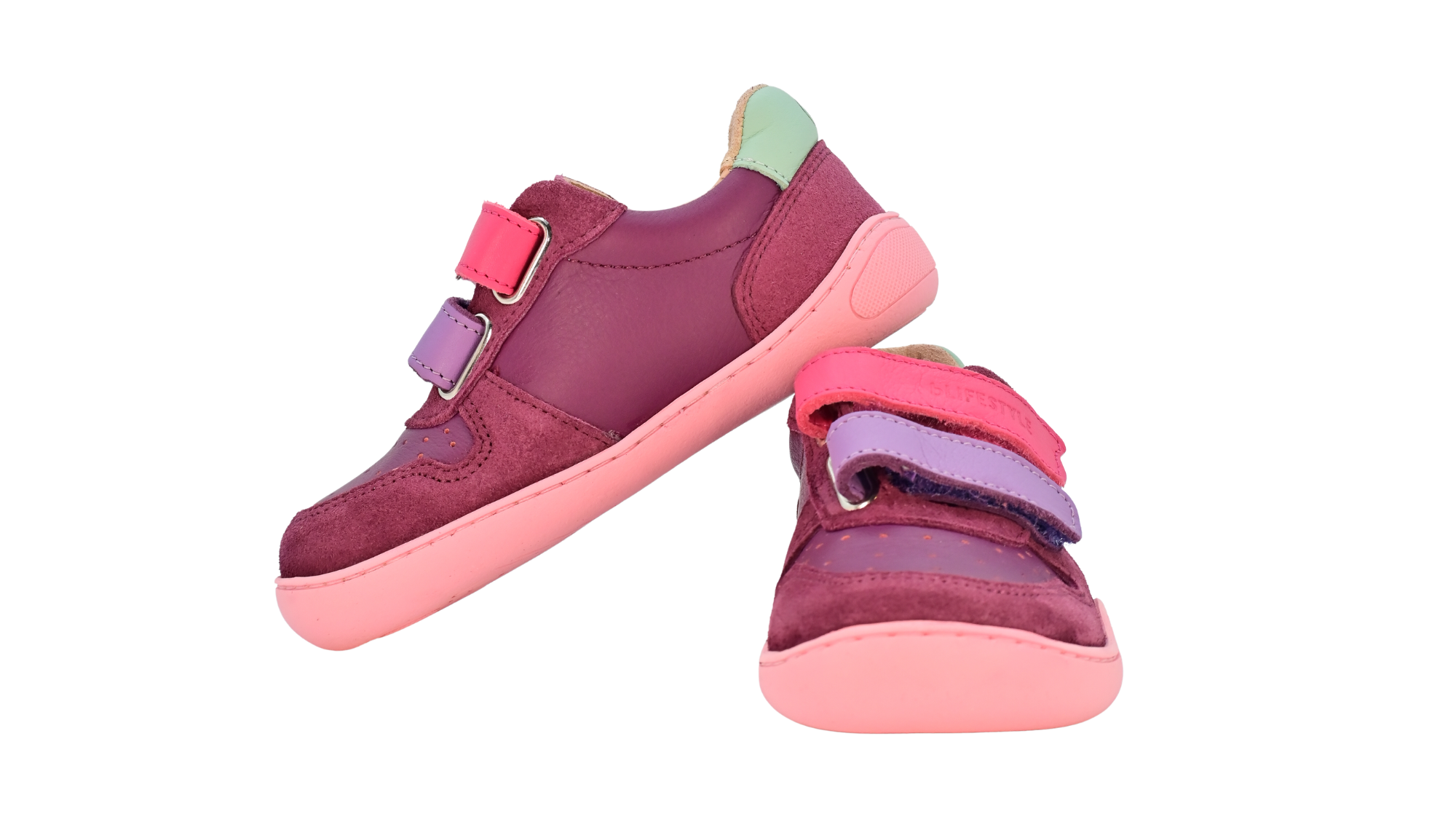 Barfußschuhe als Paar mit zwei Klettverschlüssen, breite Zehenbox, schräge Vorderansicht