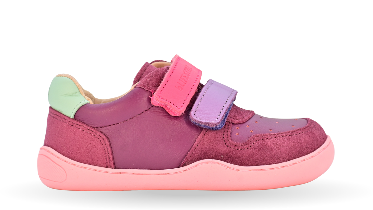 Barfußschuh mit zwei Klettverschlüssen, breite Zehenbox, flexible Sohle, geschlossener Fersenbereich, niedriger Schaft, Seitenansicht außen