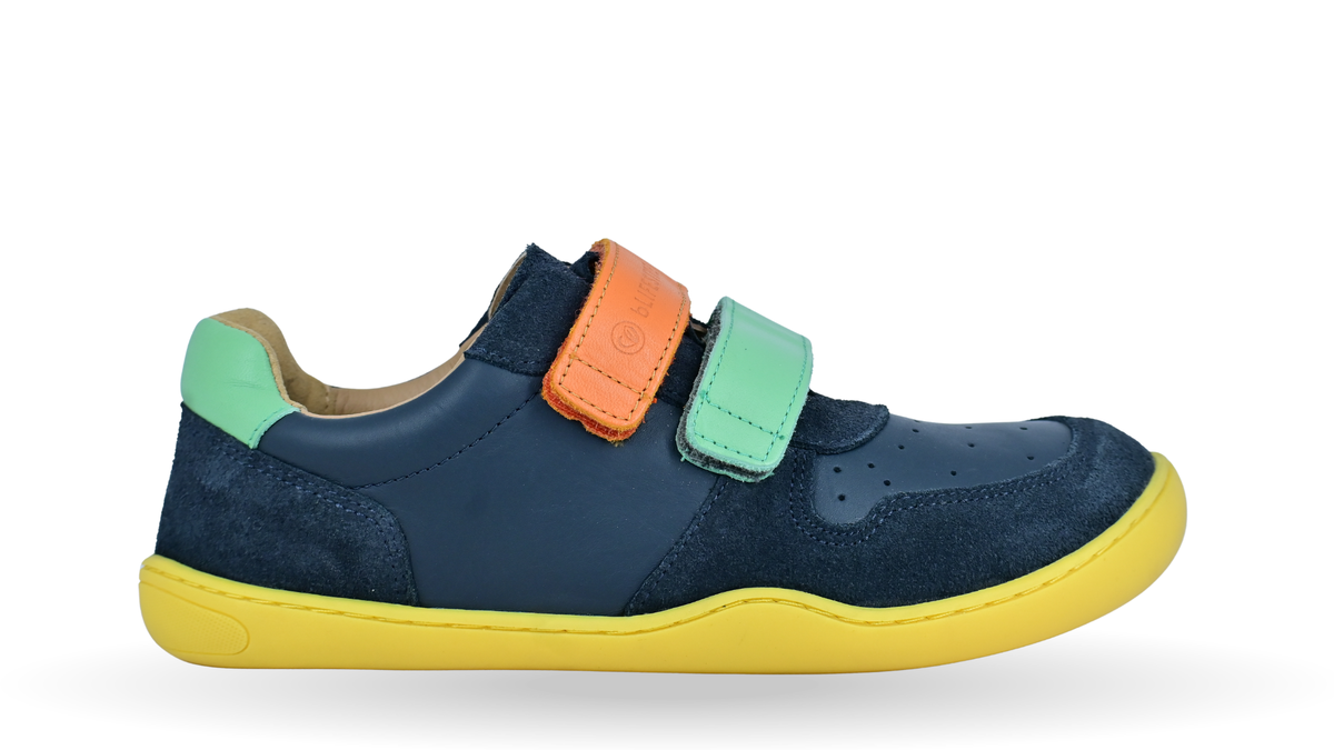 Barfußschuh mit zwei Klettverschlüssen, breite Zehenbox, flexible Sohle, geschlossener Fersenbereich, niedriger Schaft, Seitenansicht außen