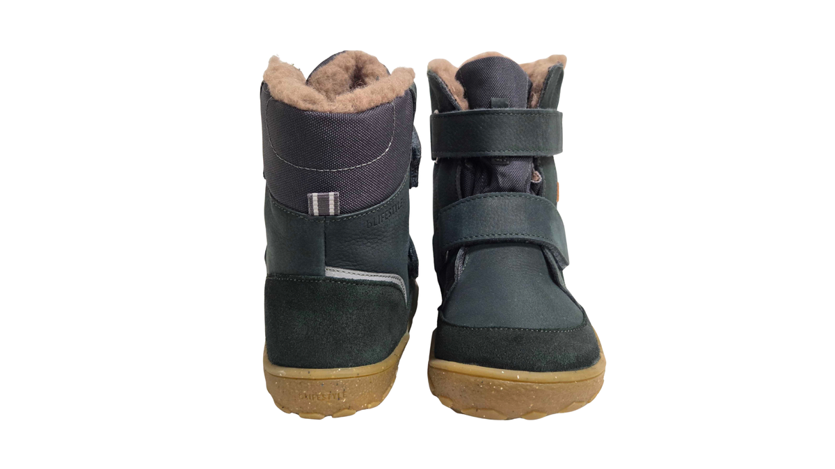 Paar Kinder-Barfußwinterstiefel mit zwei Klettverschlüssen, hohem Schaft und geschlossenen Zehen, Rück- und Vorderansicht