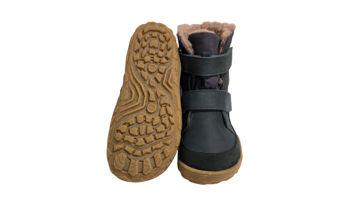 Paar Kinder-Barfußwinterstiefel mit zwei Klettverschlüssen und stark profilierter Sohle, Ansicht von unten und Vorderansicht