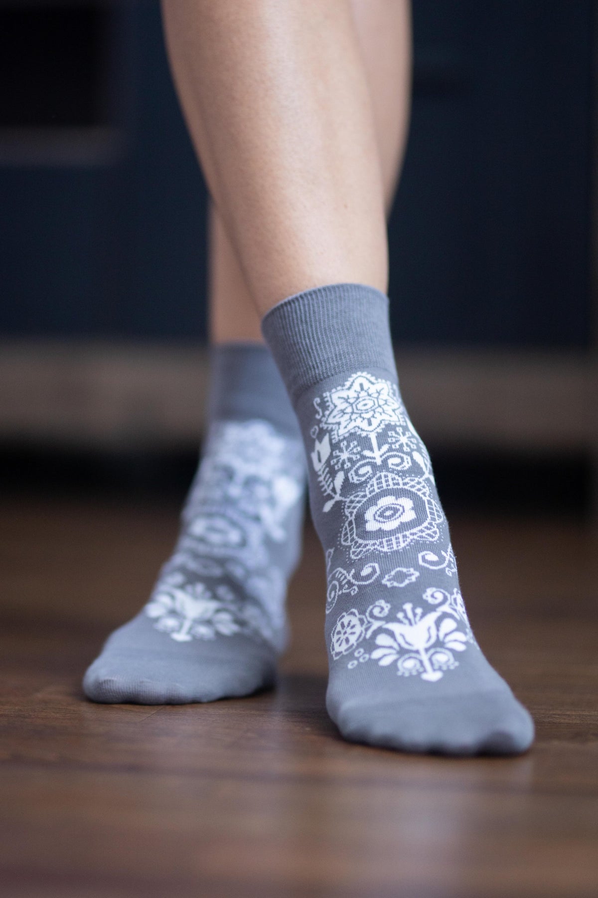 Socke für Erwachsene mit Muster, enganliegend, geschlossener Zehenbereich, geschlossener Fersenbereich, Seitenansicht außen