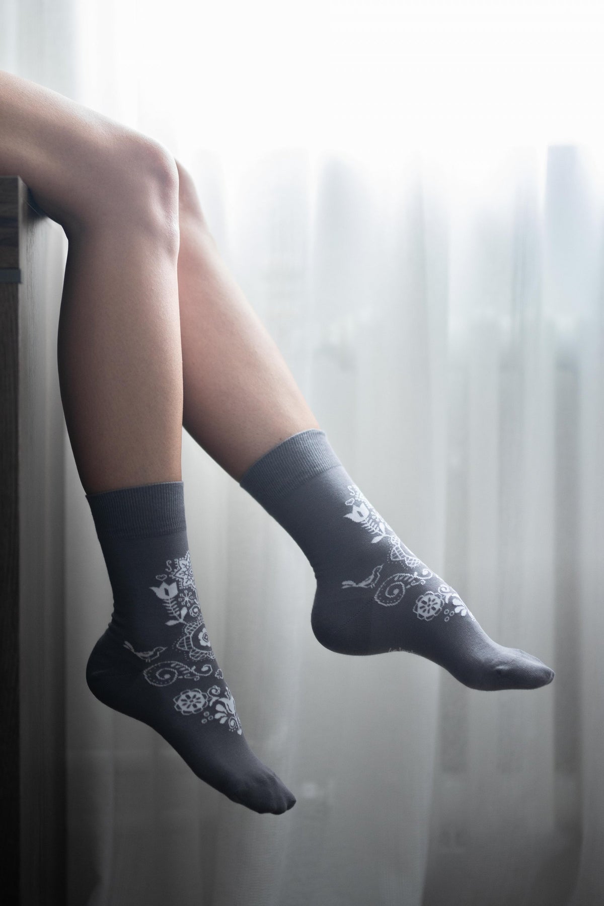 Socke für Erwachsene mit Muster, enganliegend, geschlossener Zehenbereich, geschlossener Fersenbereich, Seitenansicht außen
