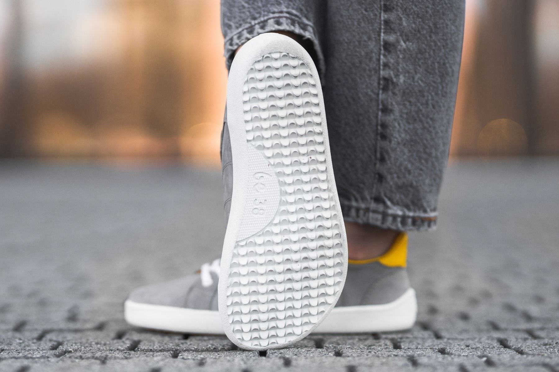 Barfußschuh für Erwachsene getragen, flexible Sohle sichtbar, geschlossener Zehenbereich, geschlossener Fersenbereich, Ansicht von unten