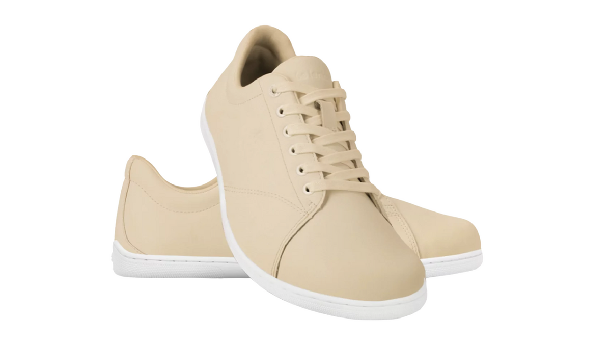 Barfußsneaker, schräge Vorderansicht. Paaransicht mit Schnürung, breiter Zehenbox und flacher Sohle.