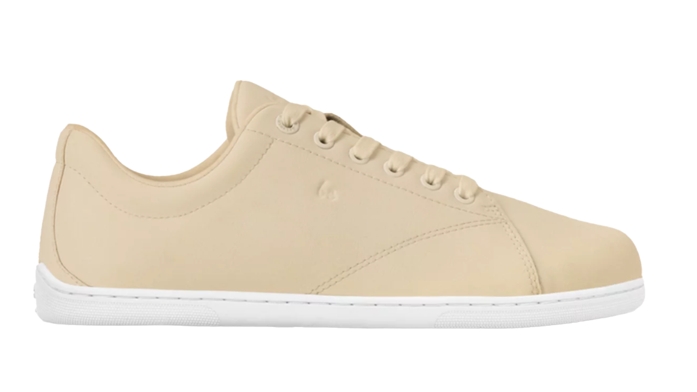 Barfußsneaker, Seitenansicht außen. Flacher Schnürschuh mit breiter Zehenbox sowie geschlossenem Zehen- und Fersenbereich.