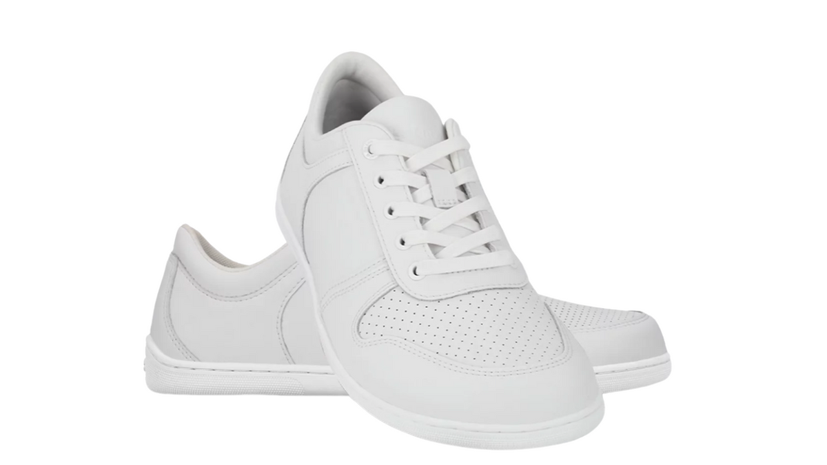 Barfußsneaker, schräge Vorderansicht. Paaransicht mit Schnürung, breiter Zehenbox und flacher Sohle.
