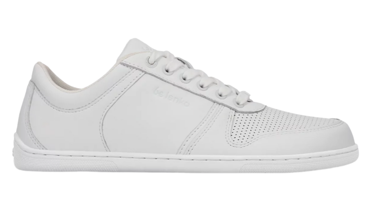 Barfußsneaker, Seitenansicht außen. Flacher Schnürschuh mit breiter Zehenbox, geschlossener Zehen- und Fersenbereich.