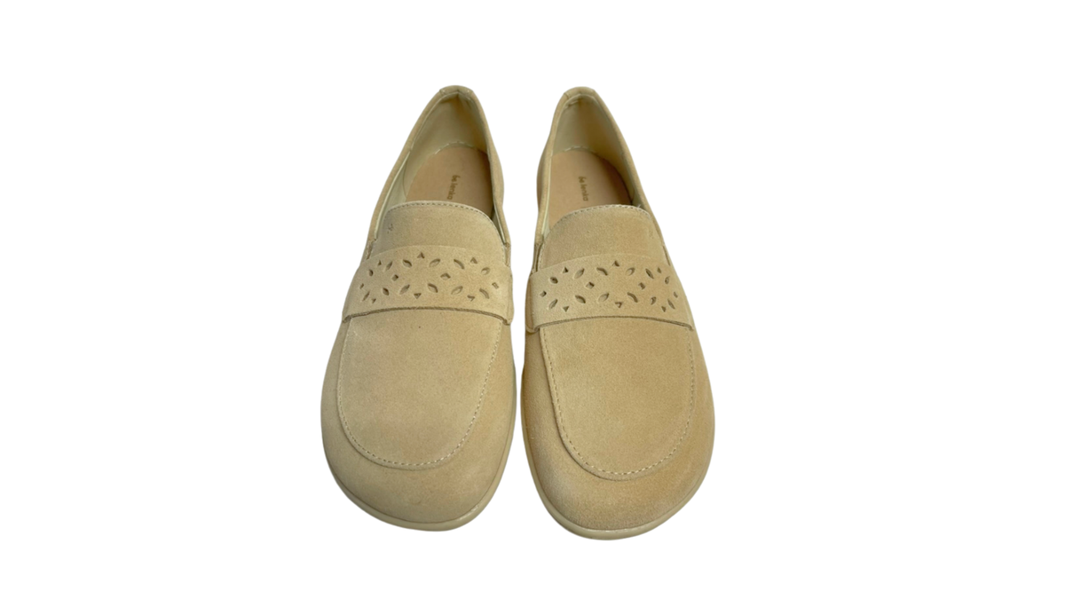 Mokassin-Barfußschuh mit verziertem Riemen, breiter Zehenbox und geschlossener Zehenpartie, Draufsicht als Paar