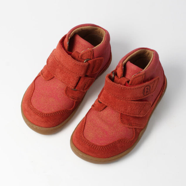 Barfußschuh für Kinder mit breiter Zehenbox und Klettverschluss, knöchelhoch, schräge Vorderansicht als Paar.