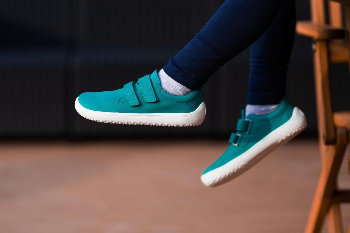 Barfußschuh für Kinder getragen, Klettverschluss, geschlossener Zehenbereich, geschlossener Fersenbereich, Seitenansicht außen