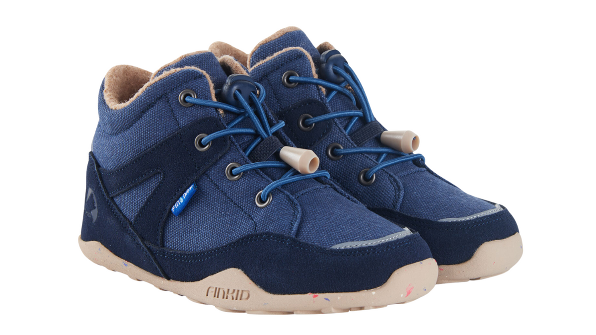 Barfußschuh als Paar mit Schnürung, geschlossene Zehen und geschlossener Fersenbereich, schräge Vorderansicht
