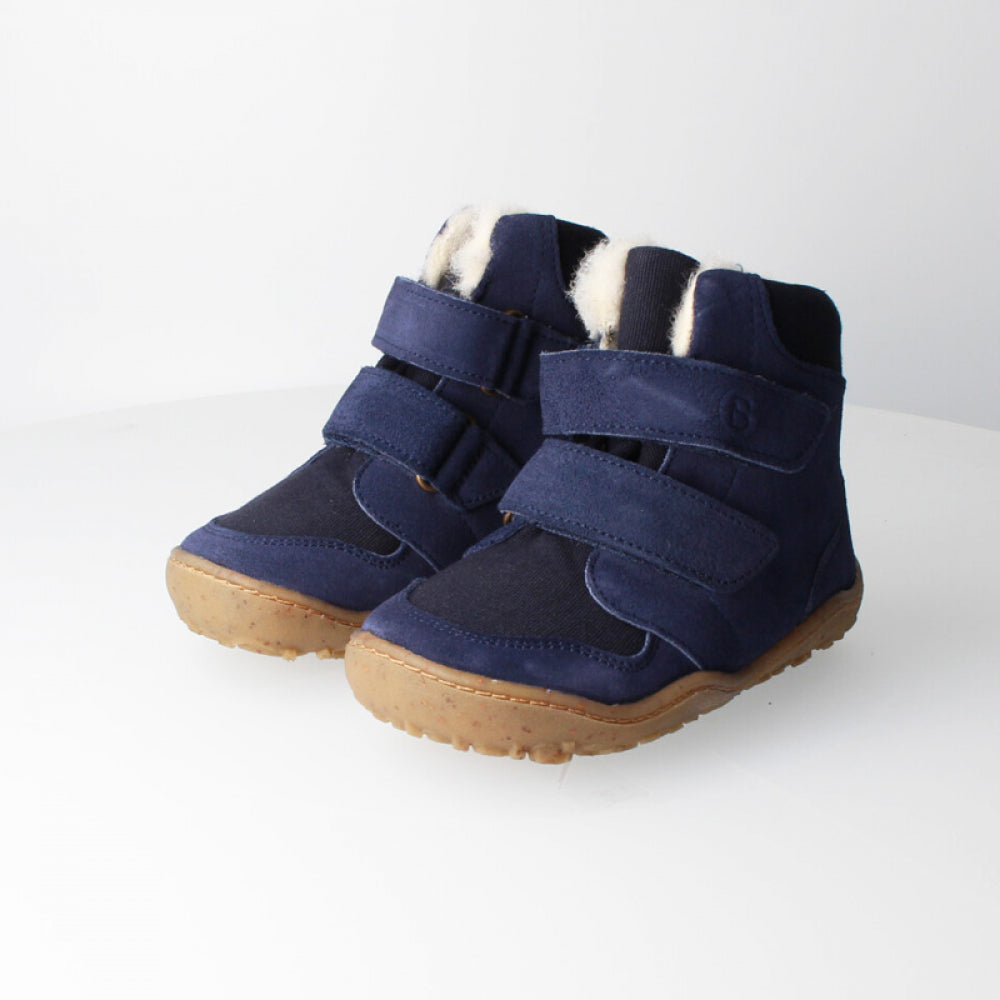 Barfußwinterstiefel für Kinder als Paar mit breiter Zehenbox, Klettverschluss, geschlossener Zehenpartie und geschlossener Ferse, schräge Vorderansicht.