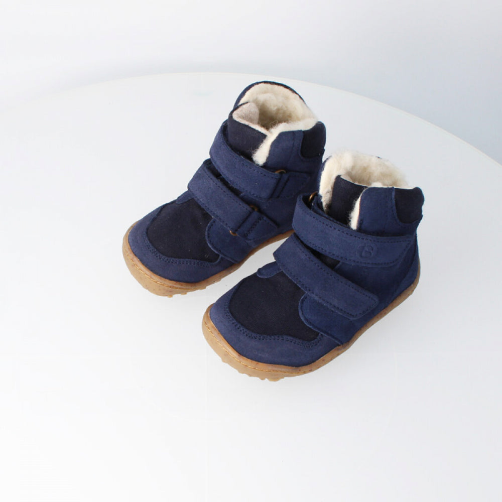 Barfußwinterstiefel für Kinder als Paar mit Klettverschluss und geschlossener Zehenpartie, Draufsicht.
