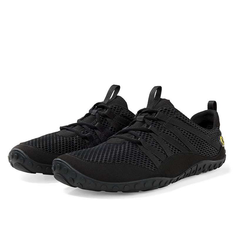 Barfußschuh mit Schnellschnürung, geschlossener Zehenbox und geschlossenem Fersenbereich, profilierte Sohle, schräge Vorderansicht als Paar