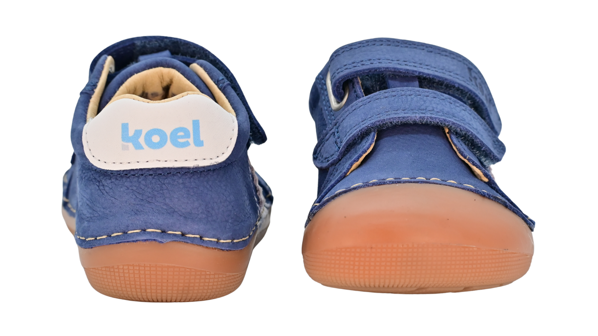 Barfußschuh für Kinder, geschlossene Zehenpartie, geschlossener Fersenbereich, zwei Klettverschlüsse, seitliche Streifen, flache Sohle, Rück- und Vorderansicht als Paar