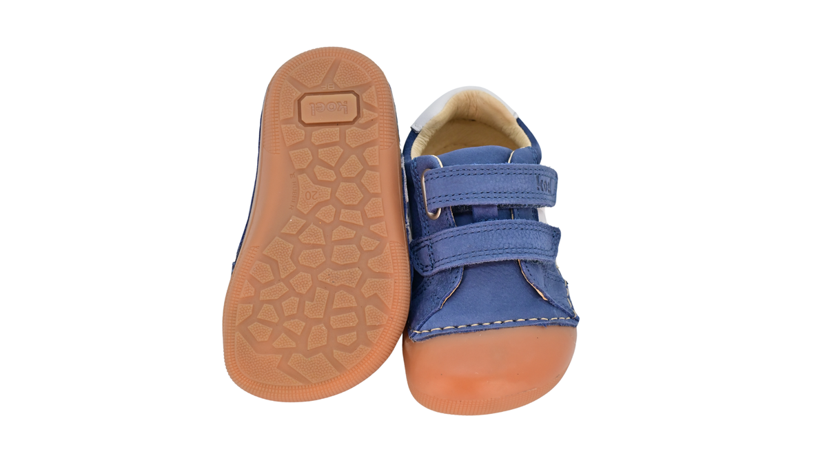 Barfußschuh für Kinder, geschlossene Zehenpartie, geschlossener Fersenbereich, zwei Klettverschlüsse, seitliche Streifen, flache Sohle, Ansicht von unten und Draufsicht als Paar