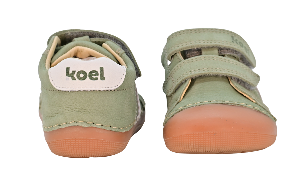Barfußschuh für Kinder, geschlossene Zehenpartie, geschlossener Fersenbereich, zwei Klettverschlüsse, seitliche Streifen, flache Sohle, Rück- und Vorderansicht als Paar