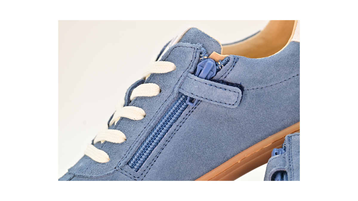 Barfußschuh für Teenager, geschlossene Zehenpartie, geschlossener Fersenbereich, Schnürung, seitliche Streifen mit Perforation, flache Sohle, Detailansicht Reißverschluss