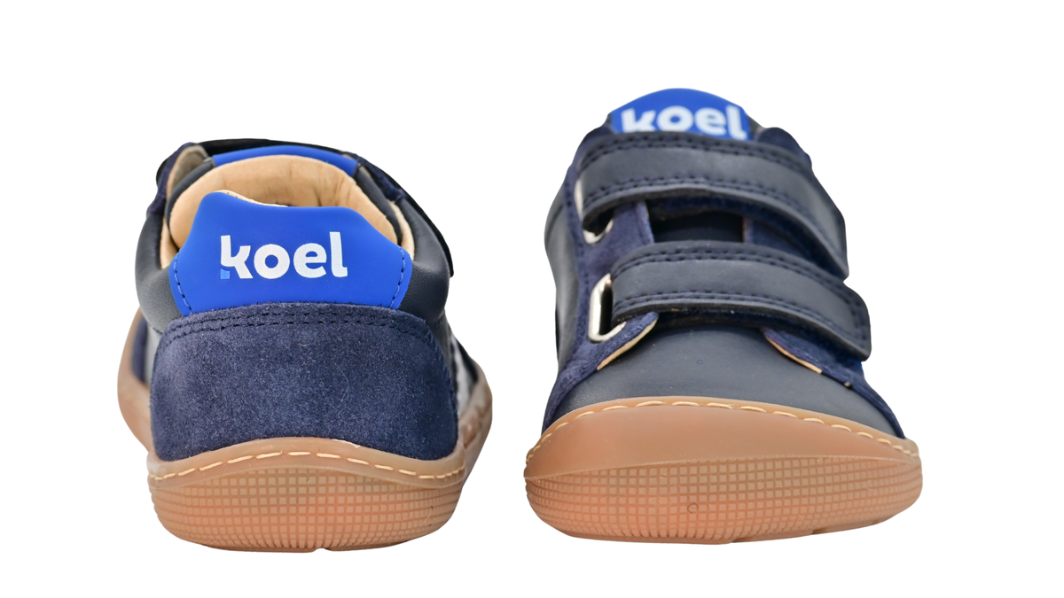 Barfußschuh für Kinder, geschlossene Zehenpartie, geschlossener Fersenbereich, zwei Klettverschlüsse, seitliche Streifen, flache Sohle, Rück- und Vorderansicht