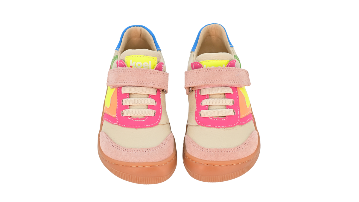 Barfußschuh für Kinder, geschlossene Zehenpartie, geschlossener Fersenbereich, Schnürung, Klettverschluss, seitliche Applikation in Sternform, flache Sohle, Draufsicht als Paar