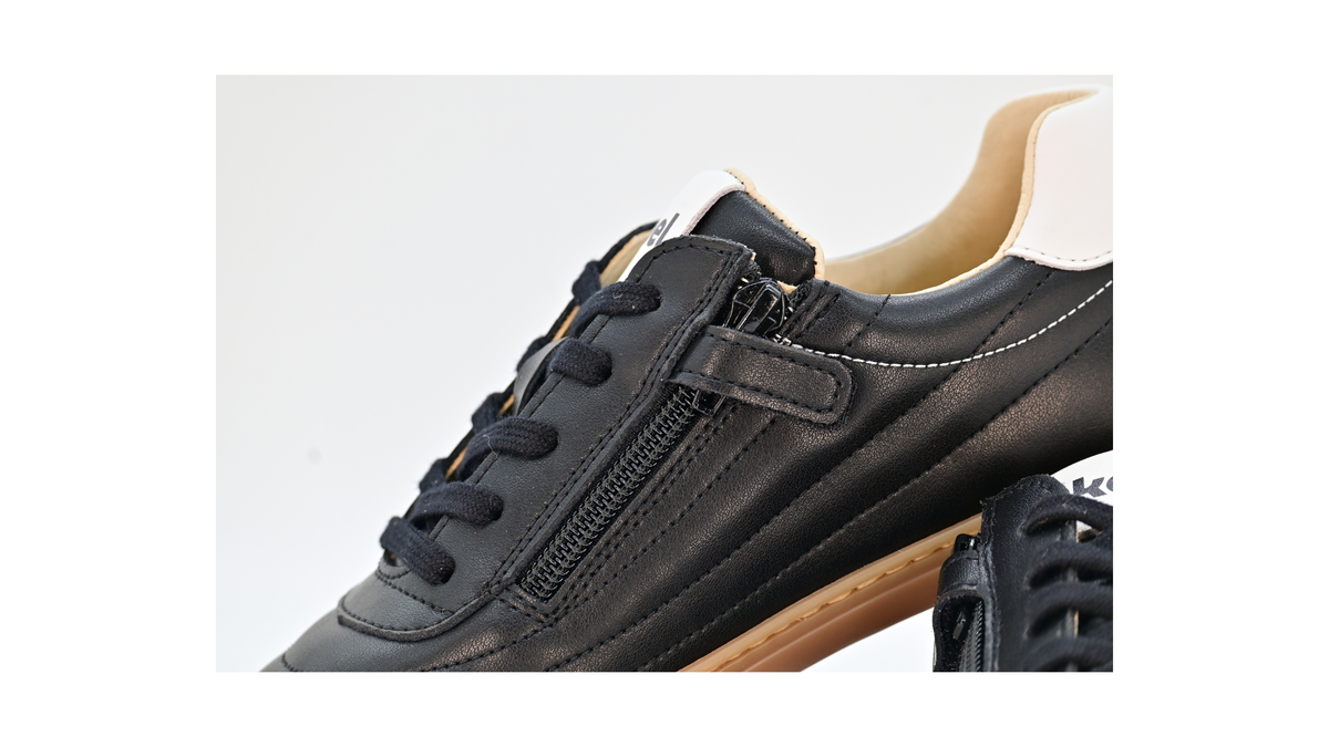 Barfußschuh für Jugendliche, geschlossene Zehenpartie, geschlossener Fersenbereich, Schnürung, Ziernähte im Seitenbereich, flache Sohle, Detailansicht Reißverschluss