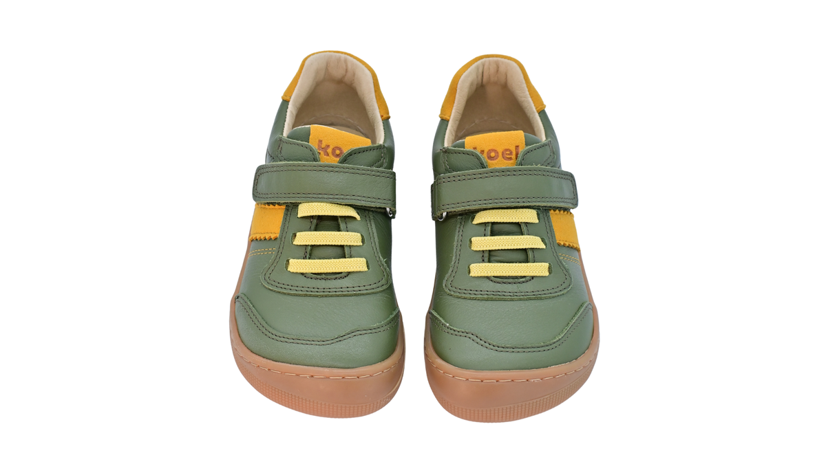 Barfußschuh für Kinder, geschlossene Zehenpartie, geschlossener Fersenbereich, Schnürung, Klettverschluss, seitliche Streifen, flache Sohle, Draufsicht als Paar