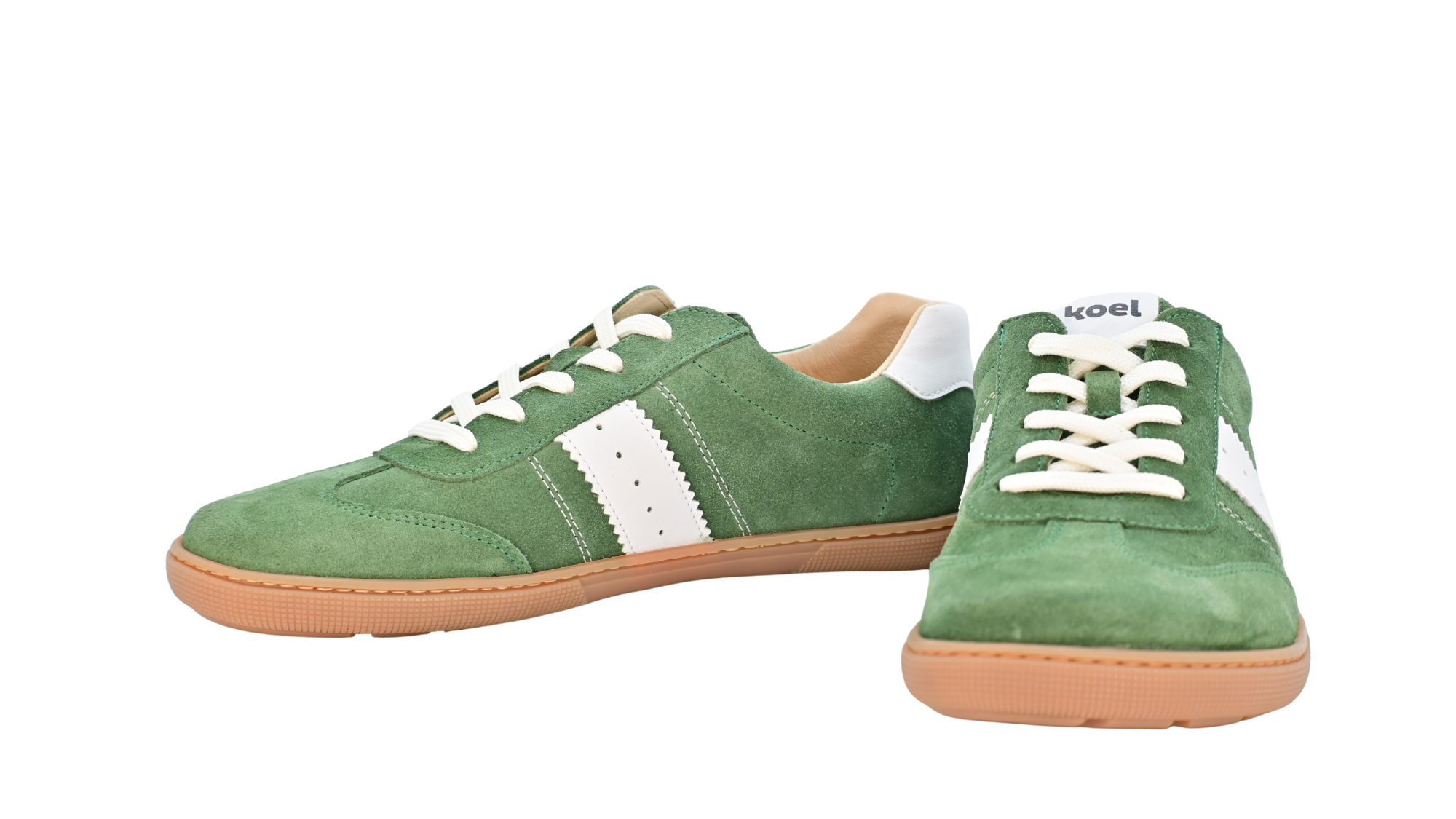 Barfußschuh für Erwachsene, geschlossene Zehenpartie, geschlossener Fersenbereich, Schnürung, seitliche Streifen mit Perforation, flache Sohle, Seiten- und Vorderansicht als Paar