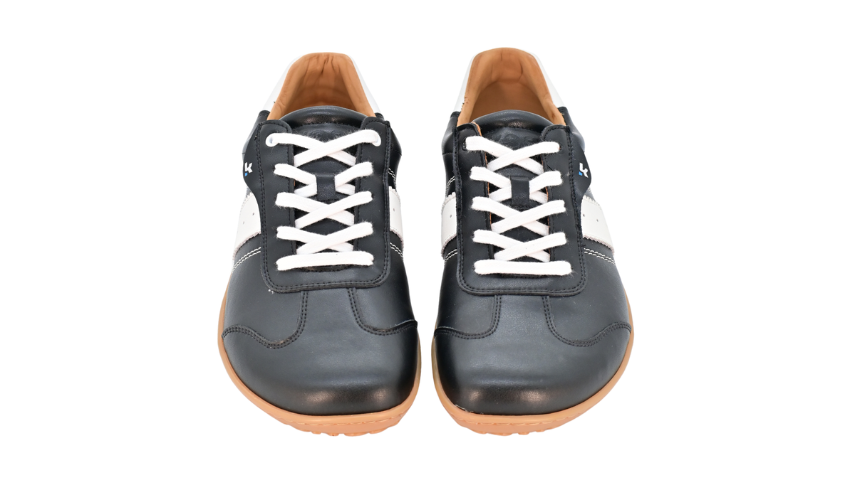 Barfußschuh für Erwachsene, geschlossene Zehenpartie, geschlossener Fersenbereich, Schnürung, seitlicher Streifen mit Perforation, flache Sohle, Draufsicht, Paar