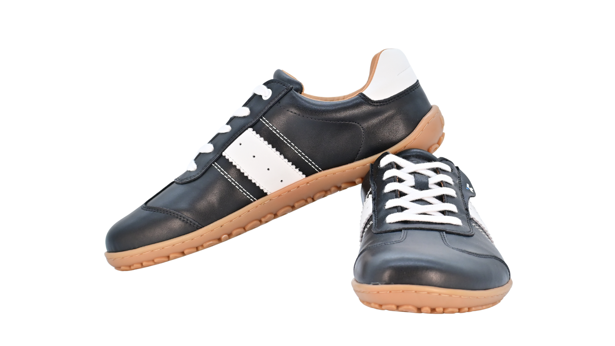 Barfußschuh für Erwachsene, geschlossene Zehenpartie, geschlossener Fersenbereich, Schnürung, seitlicher Streifen mit Perforation, flache Sohle, Seitenansicht und Vorderansicht, Paar
