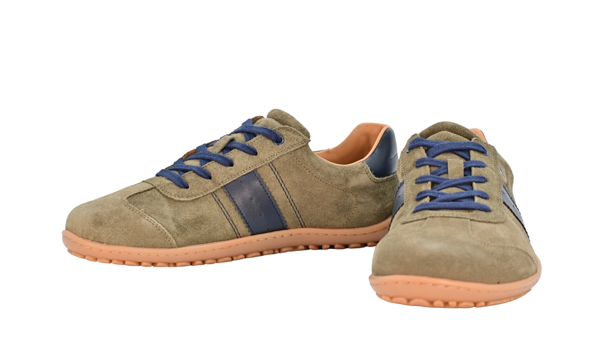 Barfußschuh für Erwachsene, geschlossene Zehenpartie, geschlossener Fersenbereich, Schnürung, seitlicher Streifen mit Perforation, flache Sohle, Seiten- und Vorderansicht, Paar