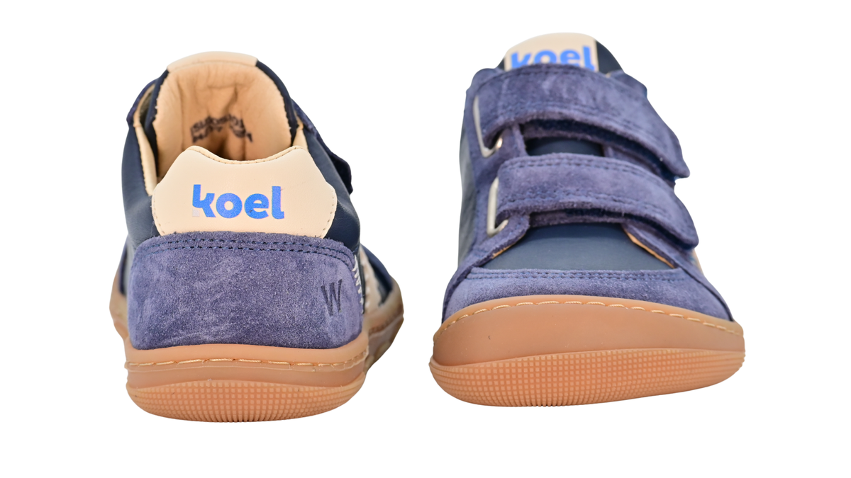 Barfußschuh für Kinder, geschlossene Zehenpartie, geschlossener Fersenbereich, zwei Klettverschlüsse, seitliche Streifen, Ziernähte im Seitenbereich, flache Sohle, Rück- und Vorderansicht, Paar