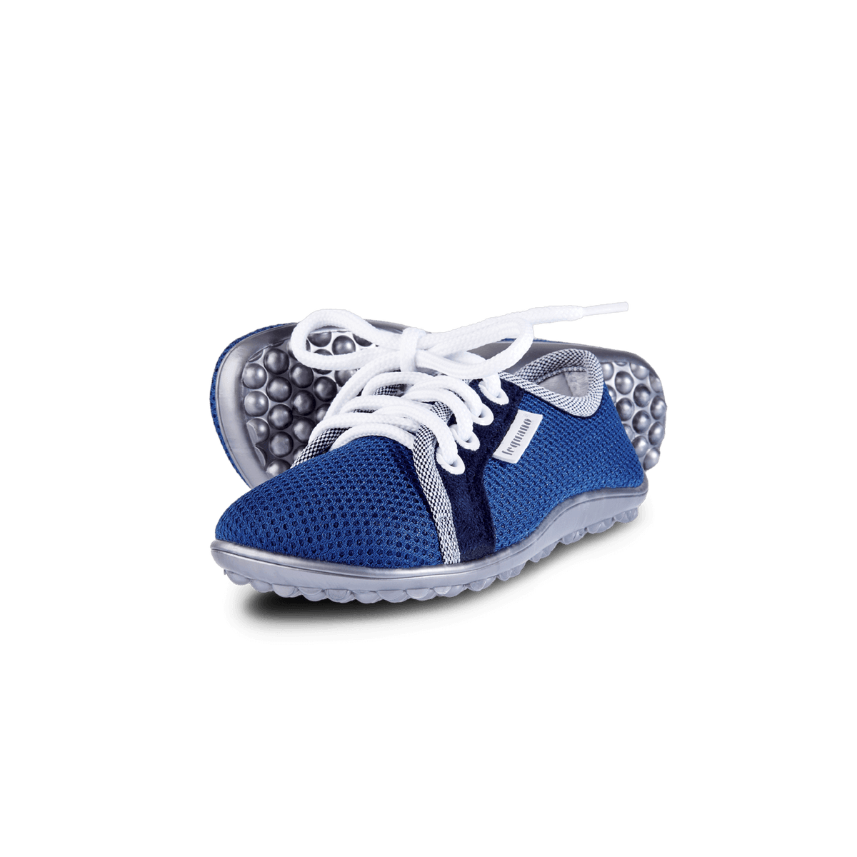 Barfußschuh mit Schnürsenkeln, geschlossener Zehenbox und geschlossenem Fersenbereich, flexible profilierte Sohle, schräge Vorderansicht als Paar