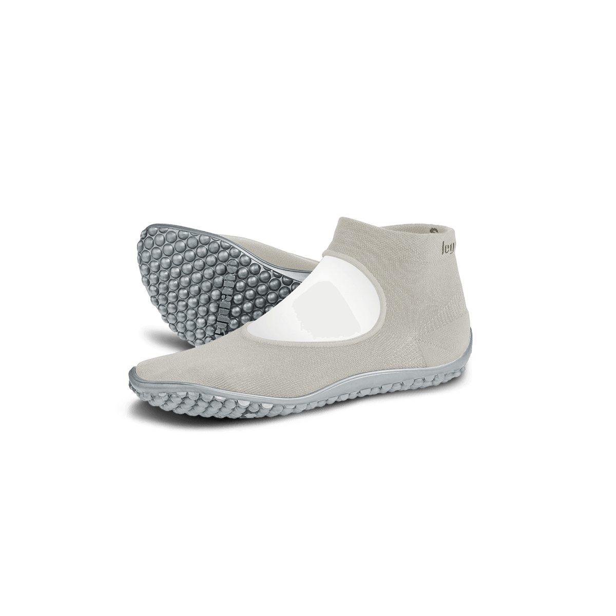 Barfußschuh mit geschlossener Zehenbox und geschlossenem Fersenbereich, elastischer Schaft ohne Verschluss, flexible profilierte Sohle, schräge Vorderansicht als Paar