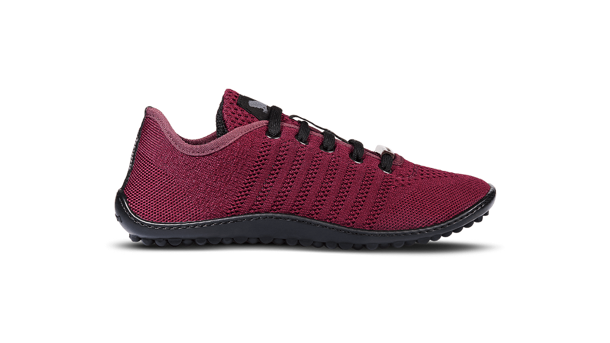 Barfußschuh mit Schnürsenkeln, geschlossener Zehenbox und geschlossenem Fersenbereich, flexible profilierte Sohle, Seitenansicht außen