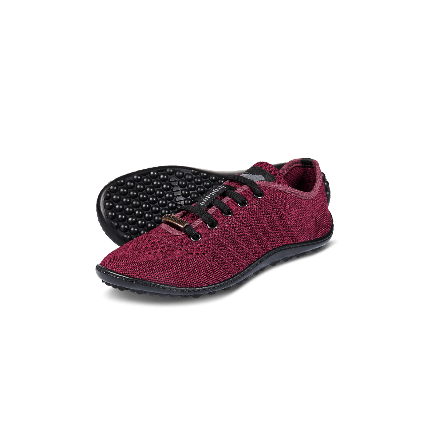 Barfußschuh mit Schnürsenkeln, geschlossener Zehenbox und geschlossenem Fersenbereich, flexible Sohle mit runden Profilnoppen, schräge Vorderansicht als Paar