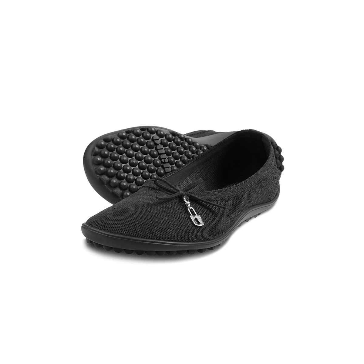 Barfußschuh mit geschlossener Zehenbox und geschlossenem Fersenbereich, elastischer Einstieg mit Schleife, flexible profilierte Sohle, schräge Vorderansicht als Paar