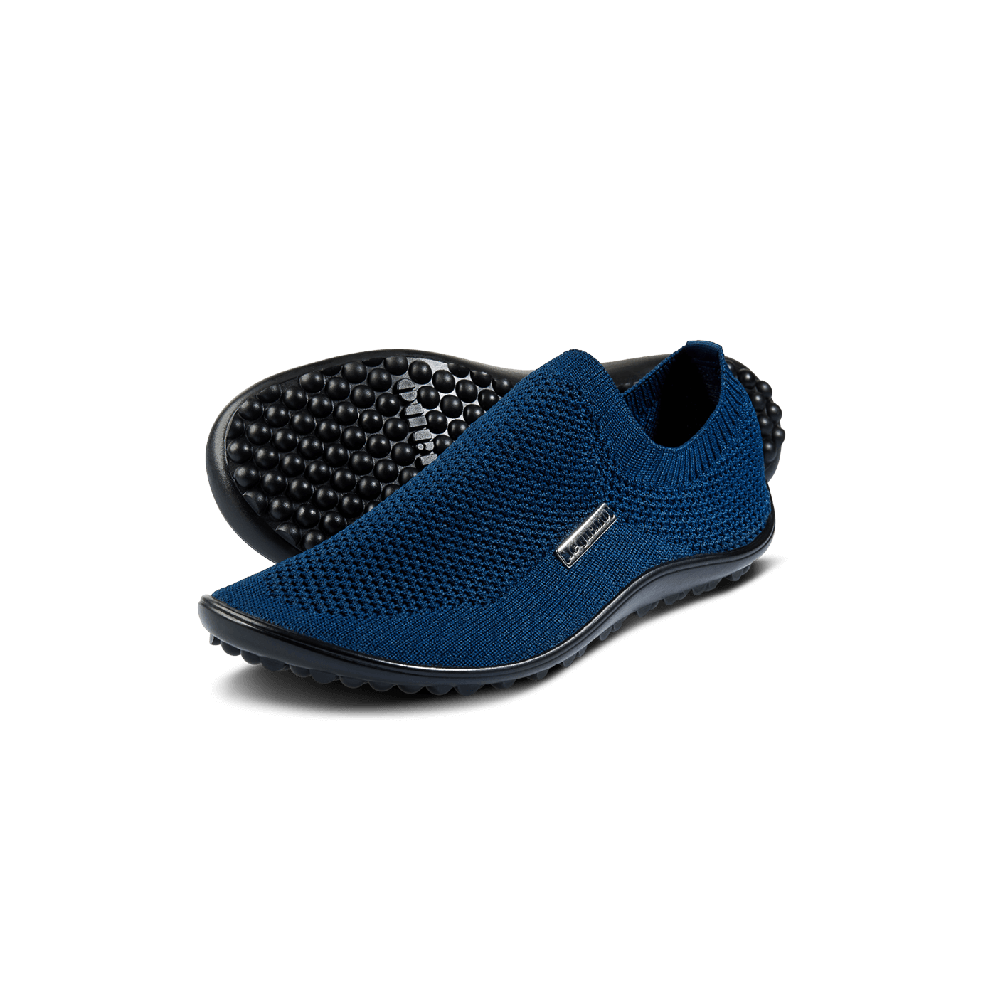 Barfußschuh mit geschlossener Zehenbox und geschlossenem Fersenbereich, elastischer Einstieg ohne Verschluss, flexible profilierte Sohle, schräge Vorderansicht