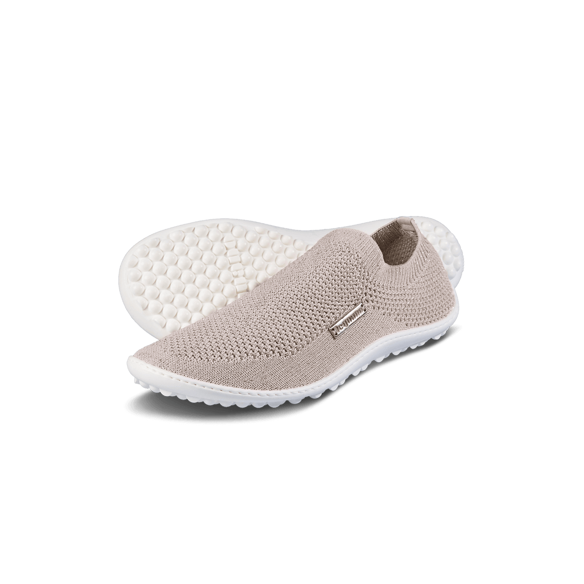 Barfußschuh mit geschlossener Zehenbox und geschlossenem Fersenbereich, elastischer Einstieg ohne Verschluss, flexible profilierte Sohle, schräge Vorderansicht