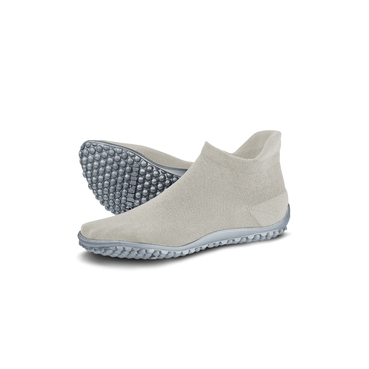 Barfußschuh mit geschlossener Zehenbox und geschlossenem Fersenbereich, elastischer Einstieg ohne Verschluss, flexible profilierte Sohle, schräge Vorderansicht als Paar