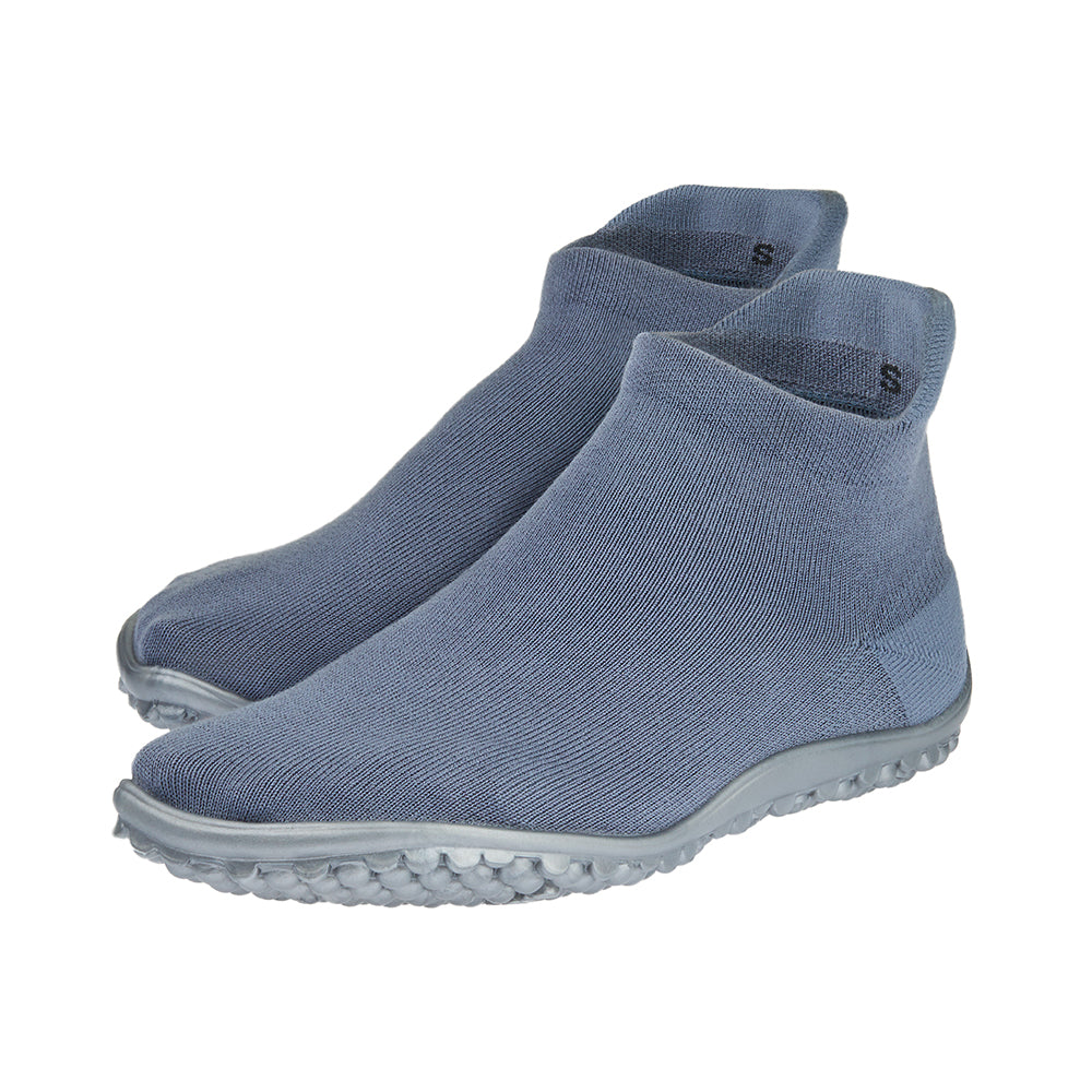 Barfußschuh mit geschlossener Zehenbox und geschlossenem Fersenbereich, elastischer Einstieg ohne Verschluss, flexible profilierte Sohle, schräge Vorderansicht als Paar