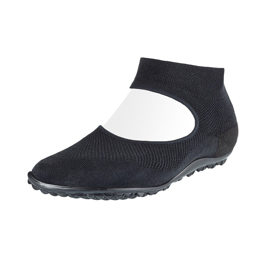 Barfußschuh mit geschlossener Zehenbox und geschlossenem Fersenbereich, elastischer Schaft ohne Verschluss, flexible profilierte Sohle, schräge Vorderansicht