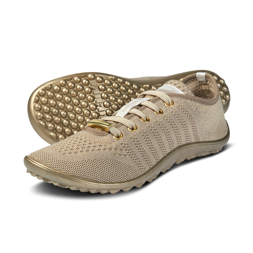 Barfußschuh mit Schnürsenkeln, geschlossener Zehenbox und geschlossenem Fersenbereich, flexible profilierte Sohle,schräge Vorderansicht als Paar
