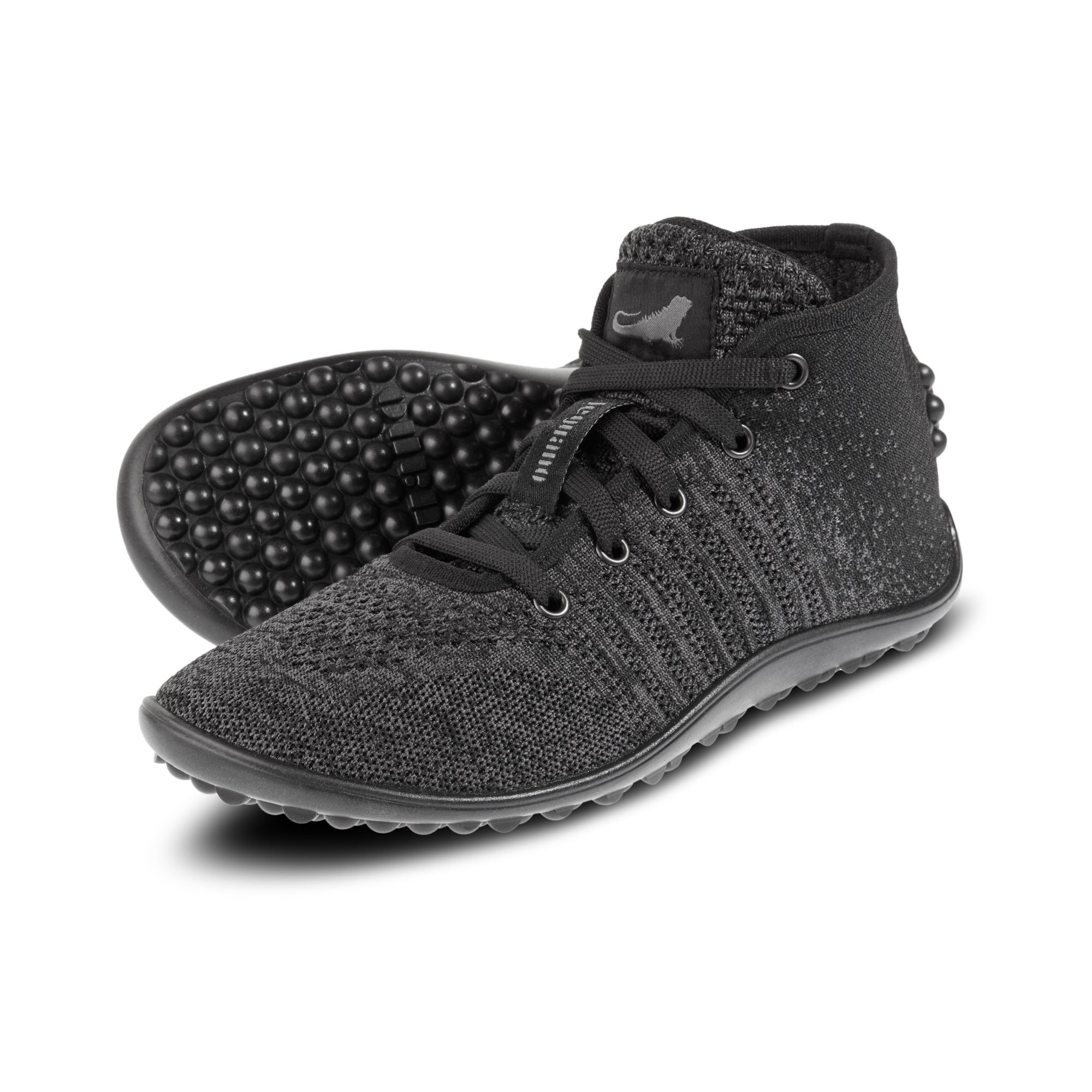 Barfußschuh mit Schnürsenkeln, geschlossener Zehenbox und geschlossenem Fersenbereich, flexible profilierte Sohle,schräge Vorderansicht als Paar