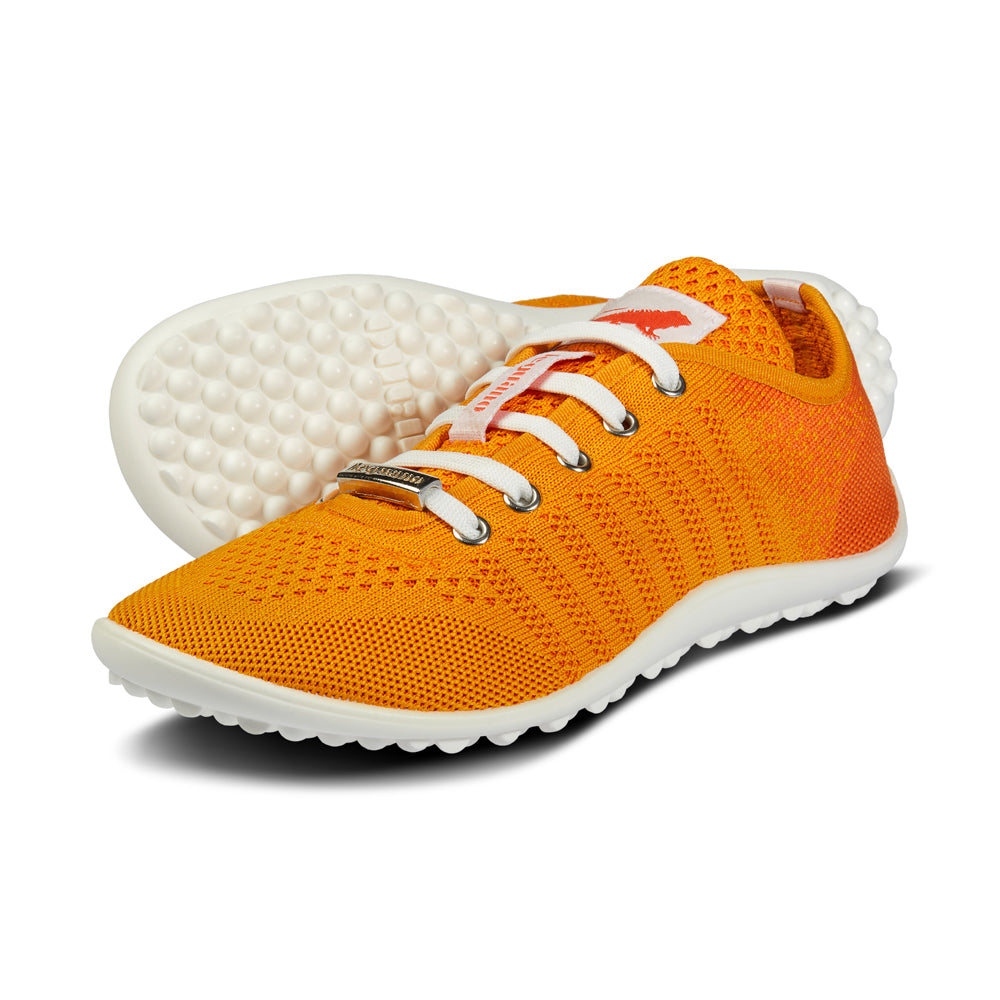 Barfußschuh mit Schnürsenkeln, geschlossener Zehenbox und geschlossenem Fersenbereich, flexible profilierte Sohle,schräge Vorderansicht als Paar