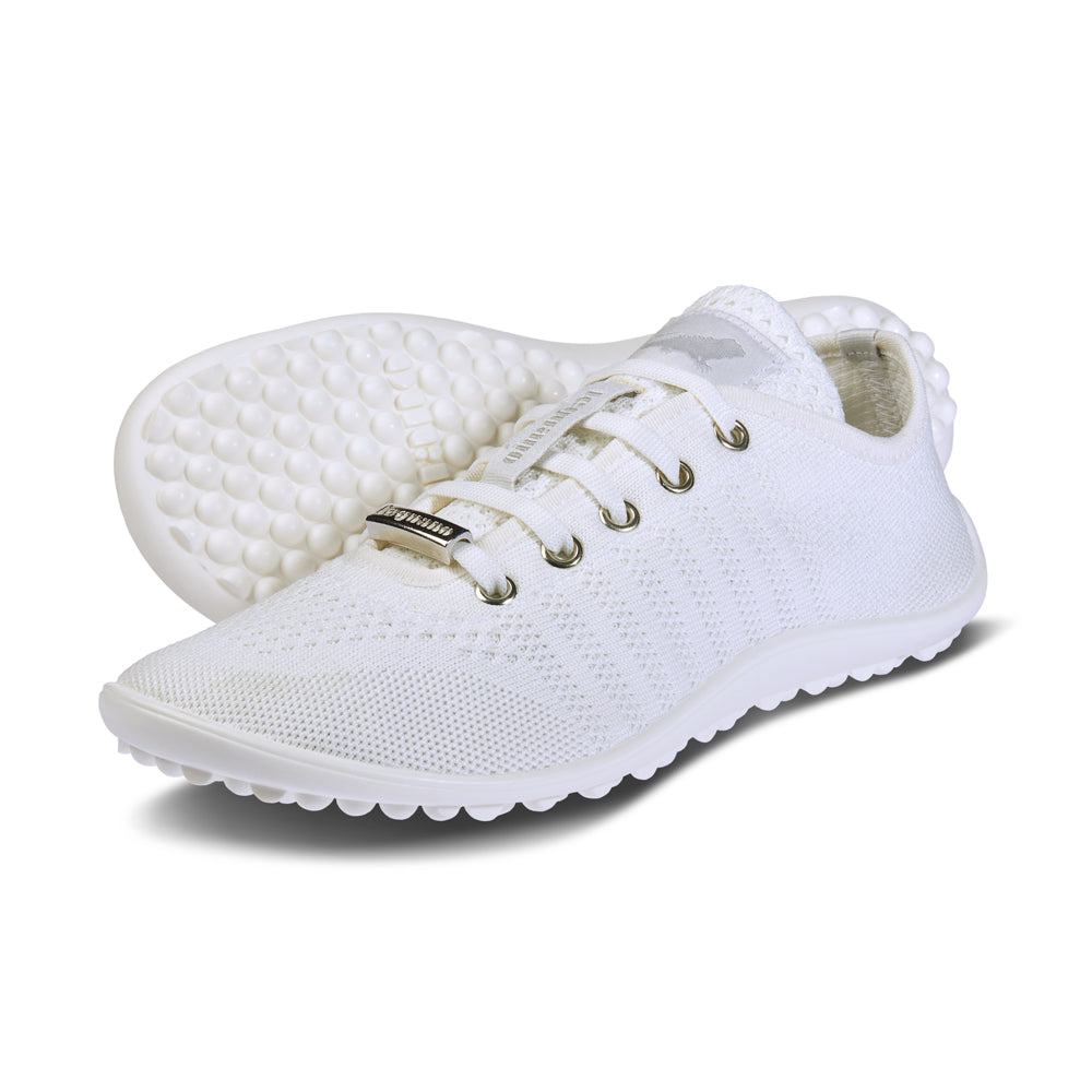 Barfußschuh mit Schnürsenkeln, geschlossener Zehenbox und geschlossenem Fersenbereich, flexible profilierte Sohle,schräge Vorderansicht als Paar