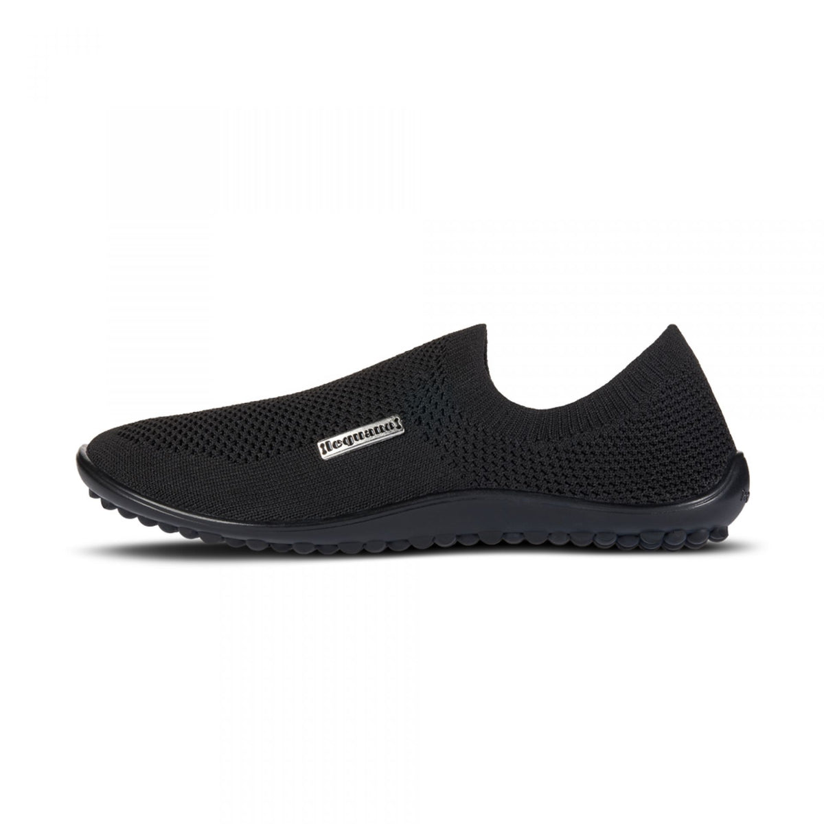 Barfußschuh mit geschlossener Zehenbox und geschlossenem Fersenbereich, elastischer Einstieg ohne Verschluss, flexible profilierte Sohle, Seitenansicht außen
