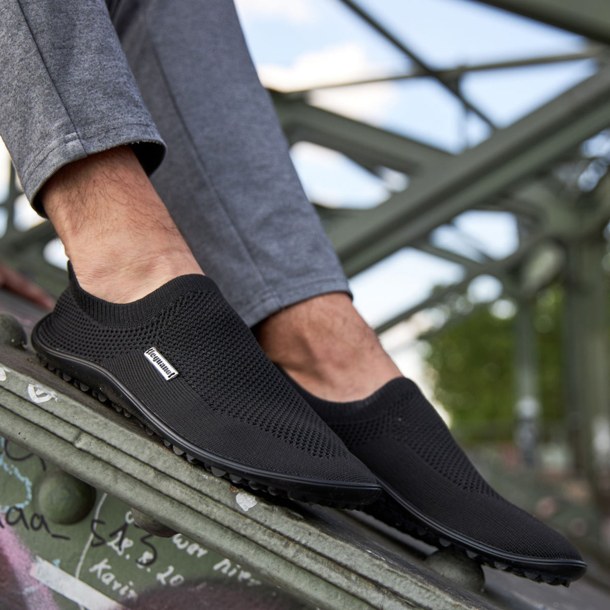 Barfußschuh mit geschlossener Zehenbox und geschlossenem Fersenbereich, elastischer Einstieg ohne Verschluss, flexible profilierte Sohle, schräge Vorderansicht am Fuß getragen