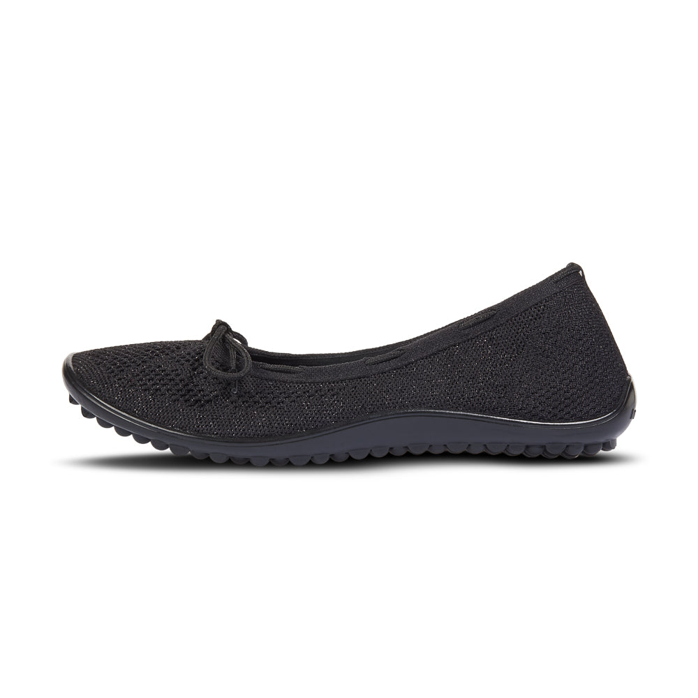 Barfußschuh mit geschlossener Zehenbox und geschlossenem Fersenbereich, elastischer Einstieg mit Schleife, flexible profilierte Sohle, Seitenansicht außen