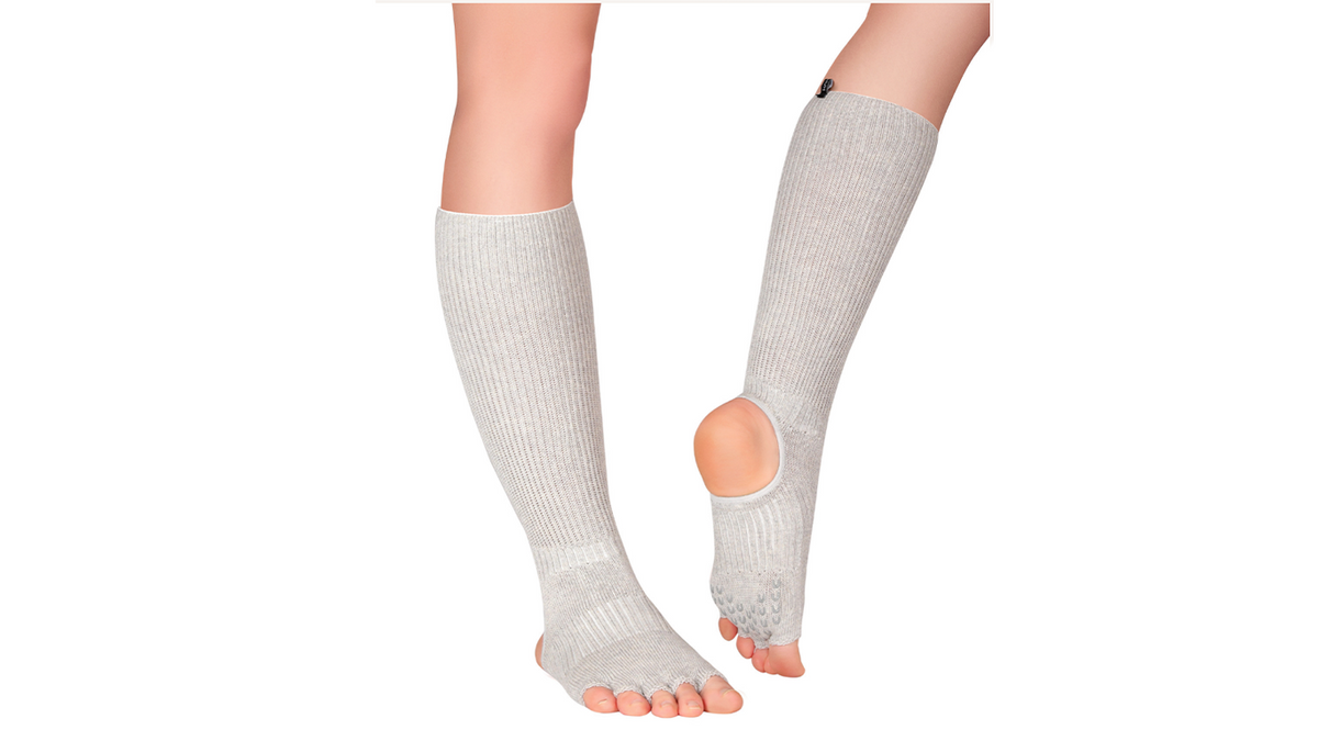 Barfußsocken mit einzelner Zehenführung, wadenhoher Schaft, offene Ferse, schräge Vorderansicht als Paar